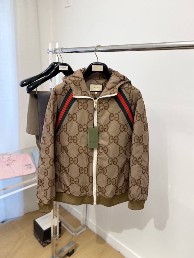 Gucci 2025 latest men's lightweight cotton jacket, soft and comfortable fabric.