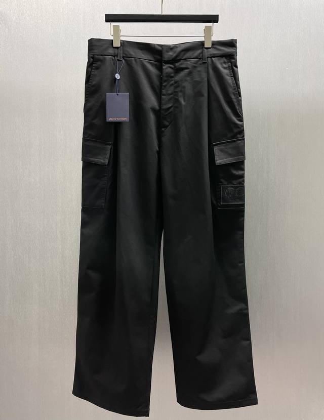 Lu 3D Pocket Cargo Pants Size: S-XL These cargo pants feature a classic design c