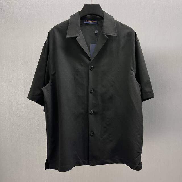 Lu Seersucker Pattern Short-Sleeve Shirt Size: S-XL This short-sleeved shirt is