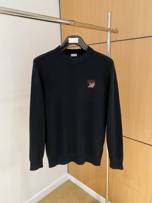 Loewe's latest exclusive men's casual pullover knit sweater