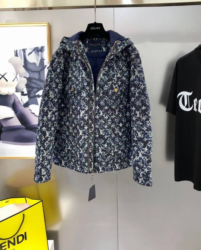 LV classic logo denim down jacket. A simple yet stylish design with a basic loo