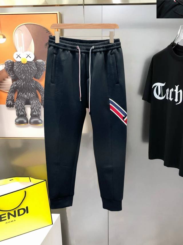 Moncler's exclusive high-end casual trousers! Made with custom-made, breathable