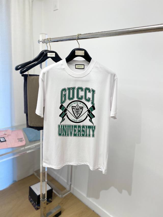 Gucci, New Short-Sleeve T-Shirt, Stylish and Cool, Featuring a Logo Print on th