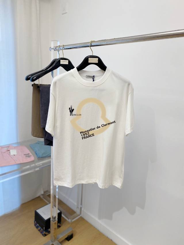 Moncler, New Short-Sleeve T-Shirt, Stylish and Cool, Featuring a Logo Print on