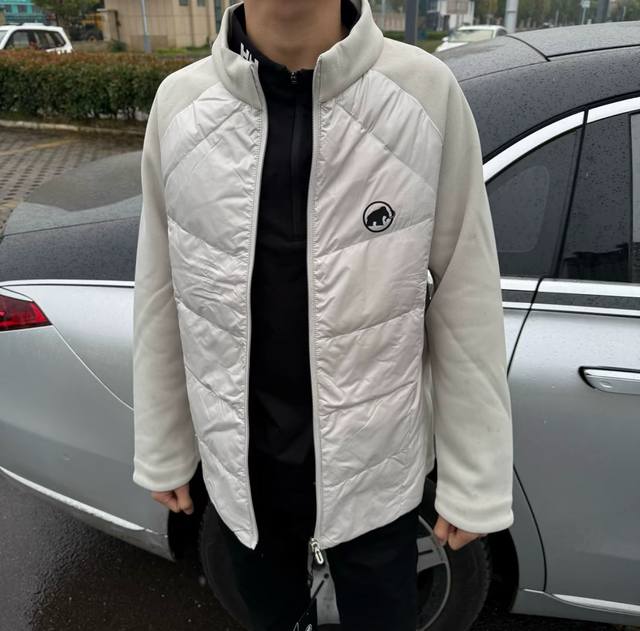 A blockbuster of the year, incredibly popular, filled with white duck down, newl