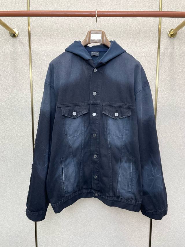 Balenciaga's latest and most fashionable denim jacket, a must-have item! The cla