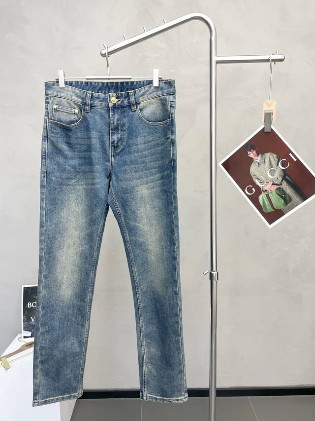 Versace's latest casual jeans, a high-end version made with breathable and comfo
