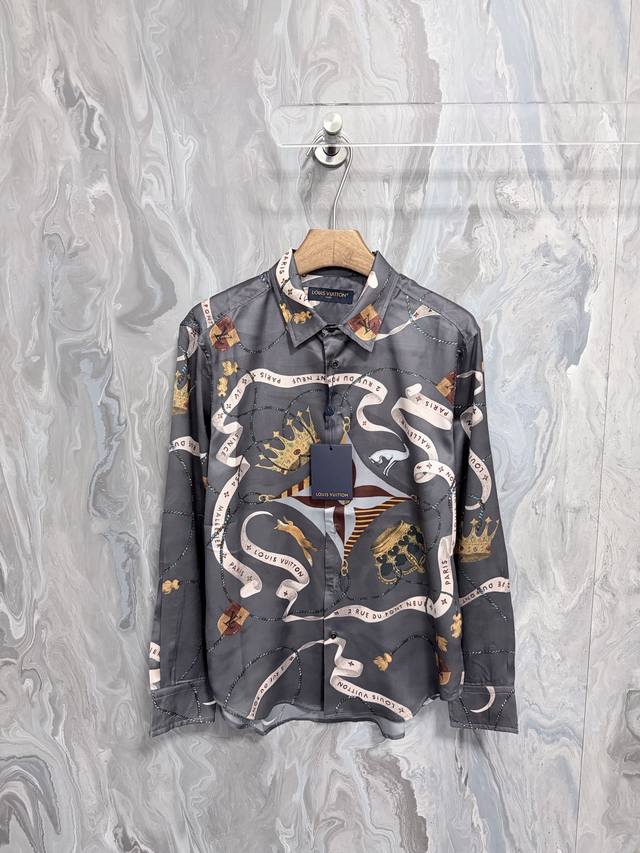 This new Louis 25 flowing shirt is made of mulberry silk and features the colle