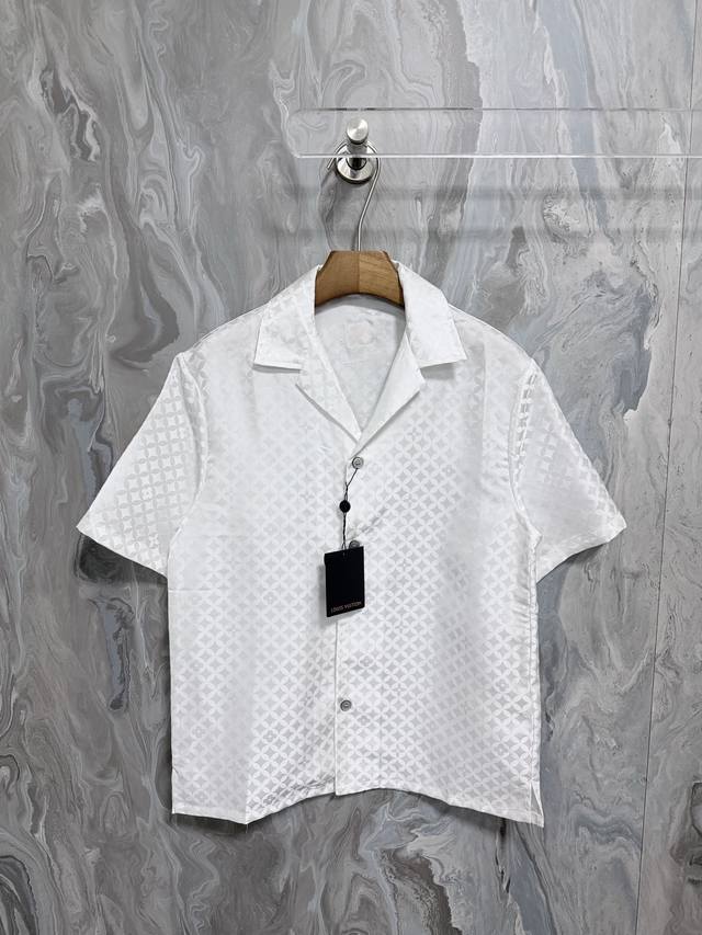 This new Louis 25 jacquard short-sleeved shirt features a subtle sheen that bea