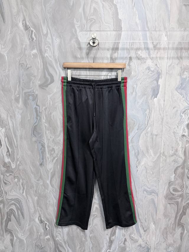 Gucc1 25 New style trousers crafted from plain knit fabric, subtly incorporating