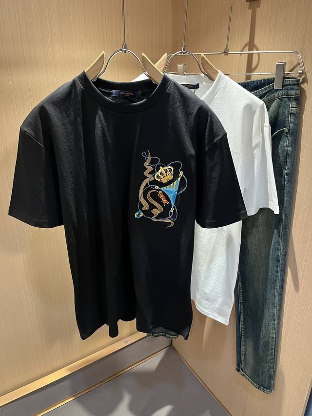 Louis Vuitt's Spring/Summer 2026 collection is now available! This incredibly s