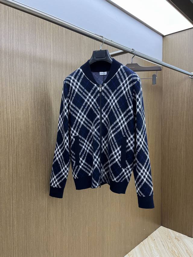 Autumn/Winter Burberry 25 New Twill Check Wool Blend Zip-Up Jacket. Made from a