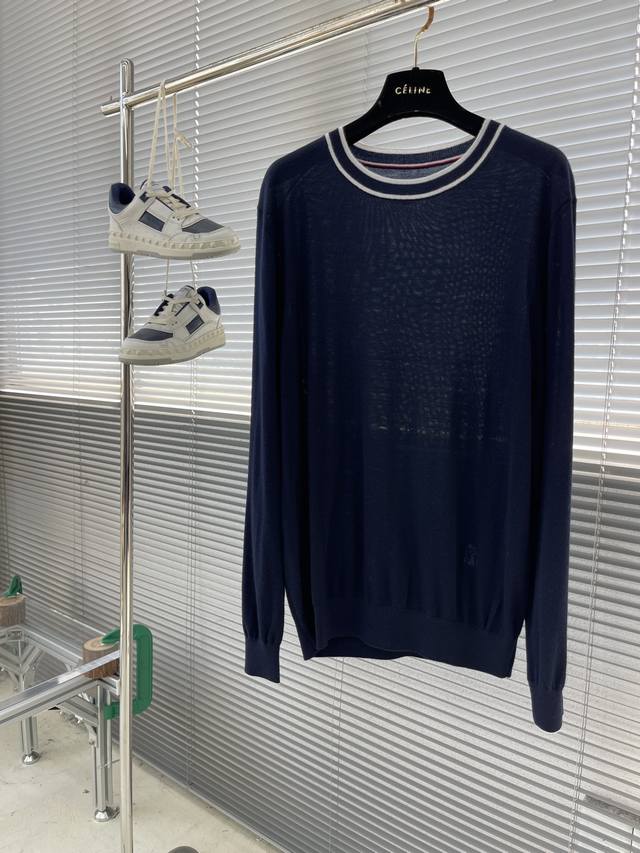 Bc Embroidered details on the logo. Fine wool knit sweater. Excellent feel, soft