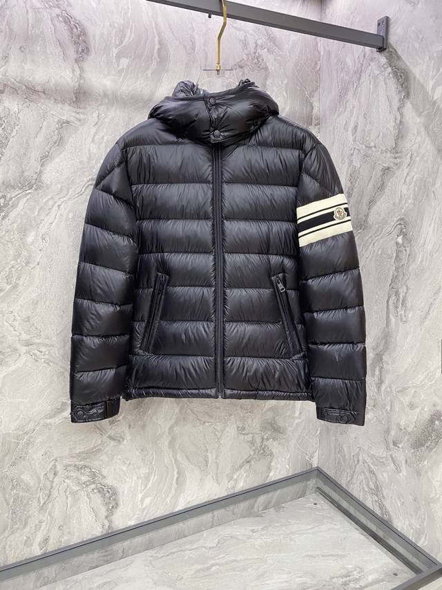 Moncler 2025 Autumn/Winter New Detachable Hooded Down Jacket. Order from a tradi
