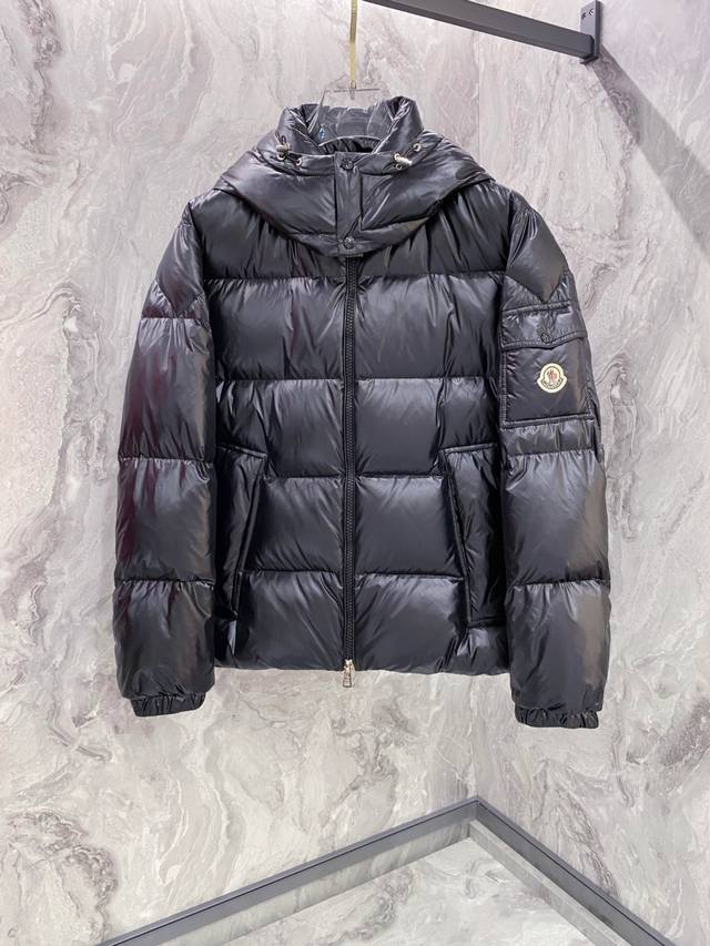 Moncler 2025 Autumn/Winter New Arrival. Moncler's latest glossy down jacket is n