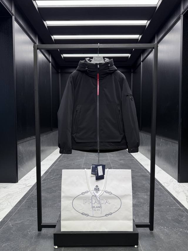 Premium Down Prada Classic Red Label Sealed Placket Light Business Down Jacket.