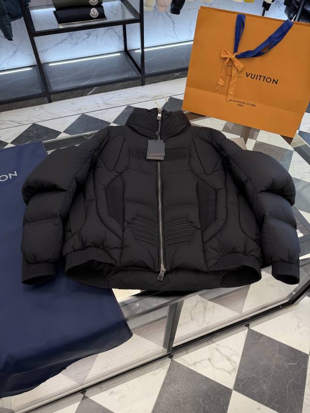 Louis Vuitton Lv2025 New Heavy-Duty Mecha-Style Stand-Collar Down Jacket. More d