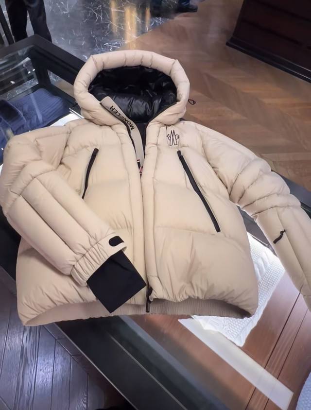 Real photos of the Moncler Grenoble Cherferie counter.