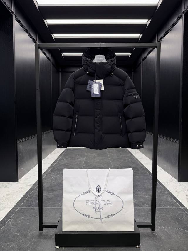 Premium Prada 3D letter placket, triangular badge sleeve patch, short men's dow