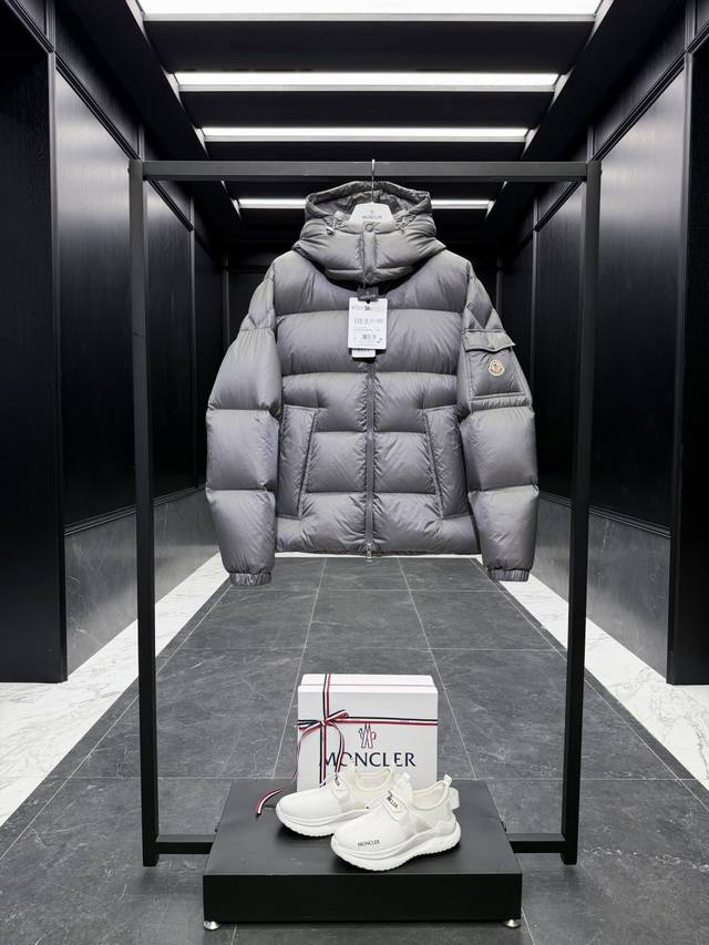 Premium Down Moncler Couyere Hooded Short Down Jacket with Detachable Collar. F