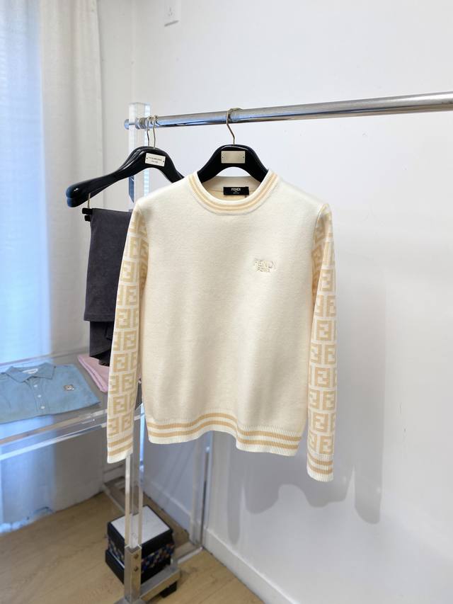 Fendi, 2025 New Arrival Wool Sweater. This sweater boasts a delicate and soft f