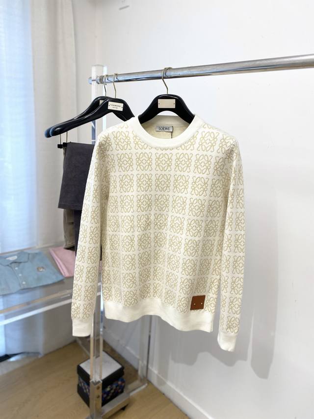 Loewe, 2025 New Arrival Wool Sweater. This sweater boasts a delicate and soft f