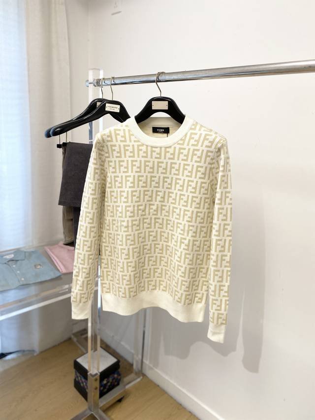 Fendi, 2025 New Arrival Wool Sweater. This sweater boasts a delicate and soft f