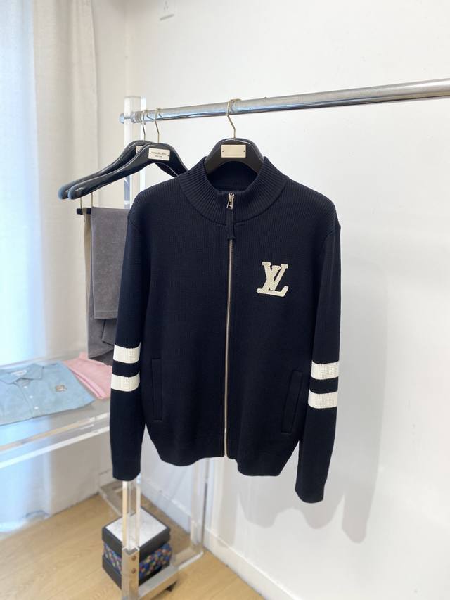 Louis Vuitton 2025 New Wool Coat. This coat boasts a delicate and soft feel, al