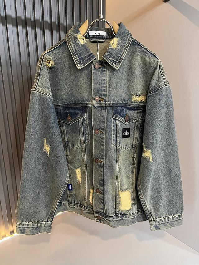 Alo's new Fall/Winter 2025 collection is now available! This unisex denim jacket