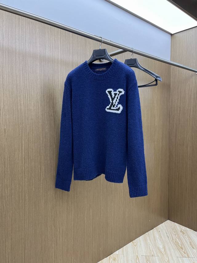 Louis Vitton's classic 3D jacquard logo, maximizing visual impact and instantly