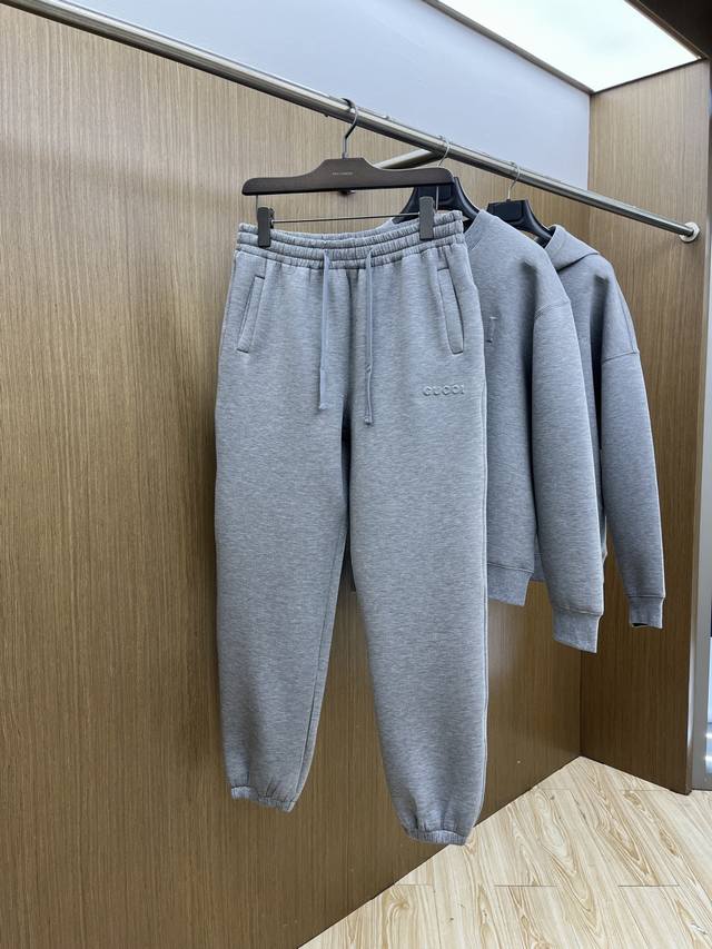 Gucci Finally found a treasure from Gucci: these casual pants! The light gray to