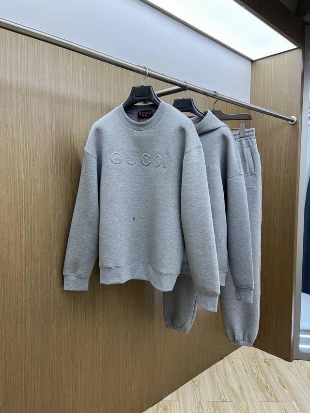 The relaxed feel of Gucci's grey tone is enhanced by the embossed Gucci logo, m