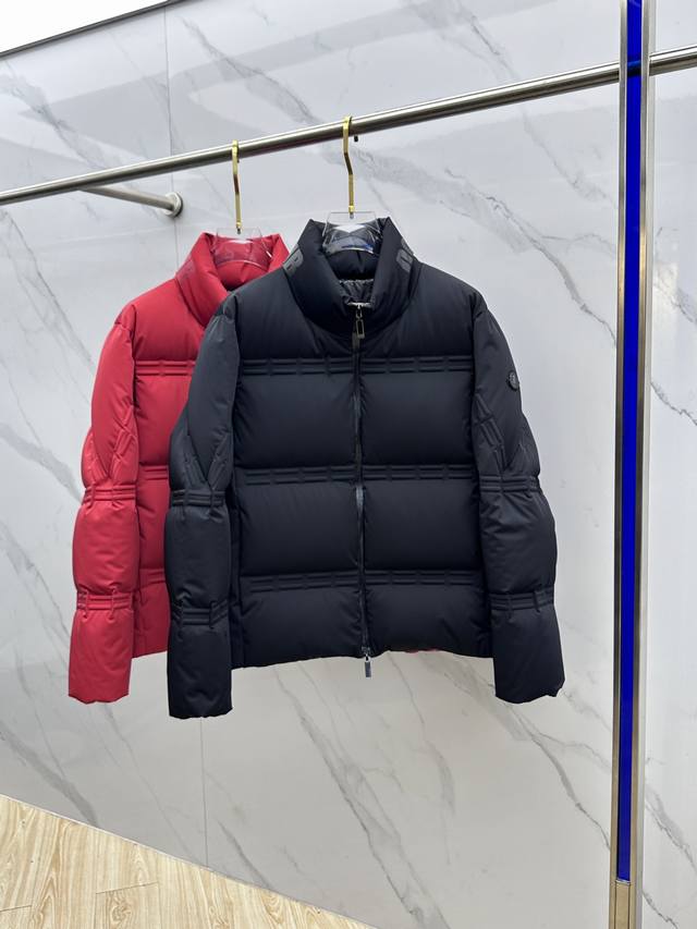 Moncler's popular 2540 Fall/Winter stand-collar down jacket, a rare find from a