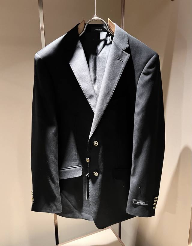 Vers*Ce 2025 Autumn/Winter Men's Casual Suit Set, the latest fashionable single-