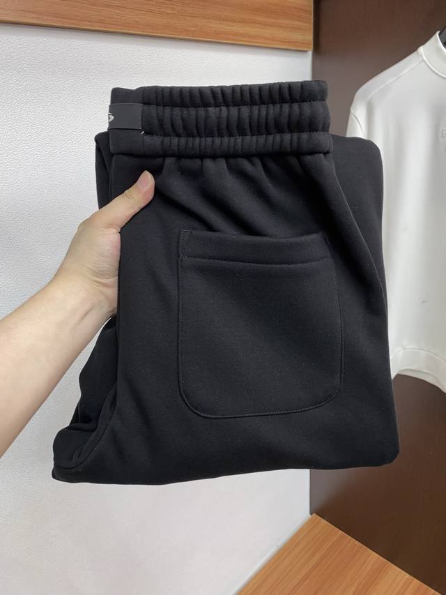 Balenciaga Autumn/Winter New Fleece-Lined Casual Pants, a strong new arrival in