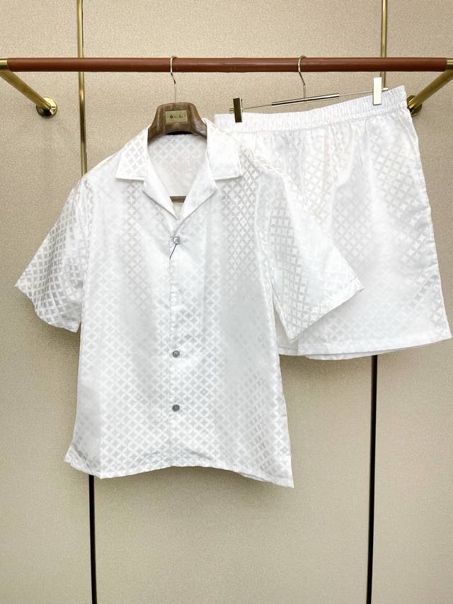 Short-sleeved shirt (p), shorts (p260). Exclusive Louis Vuitton Spring/Summer n