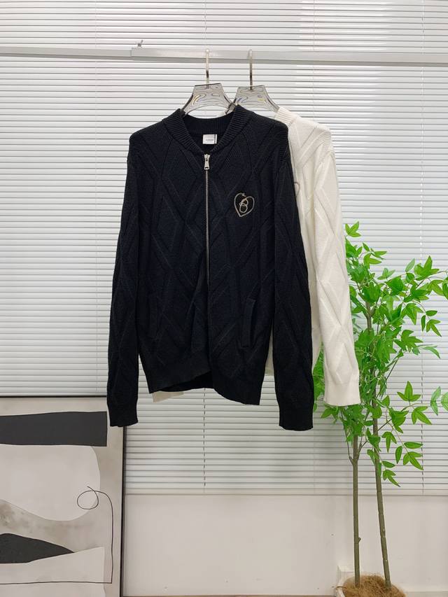 S Burberry Black Diamond Pattern Wool Coat. Classic baseball collar + zipper des