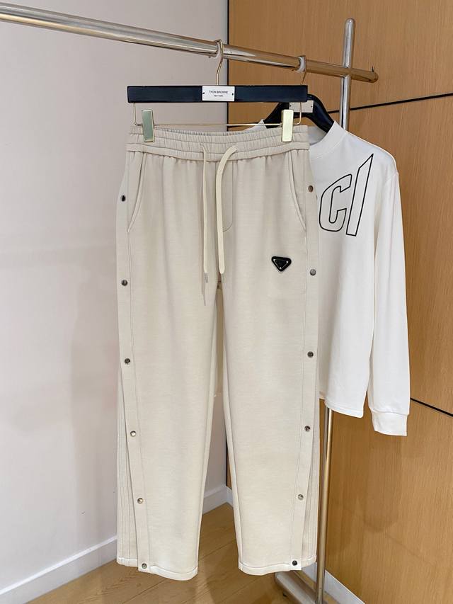 Prada 2025 Autumn/Winter New Arrival Casual Sweatpants. Featuring embroidered i