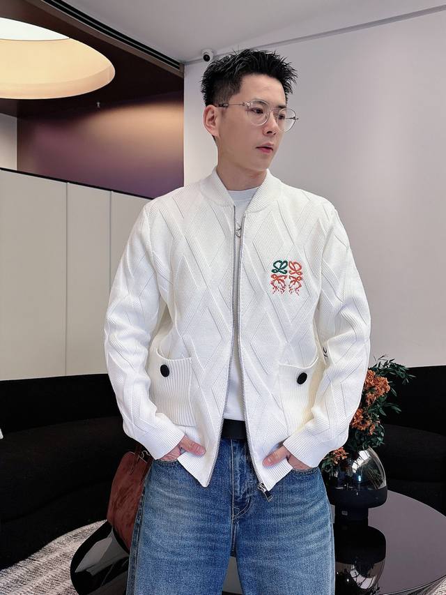 Loewe's hottest 2025 Fall/Winter Haute Couture Urban Style Thick Cardigan Sweate