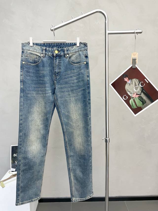 Louis Vuitton's latest casual jeans, a high-end version made with breathable an