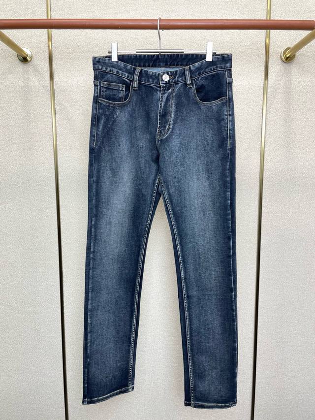 Givenchy's latest casual jeans, a high-end version made with breathable and com