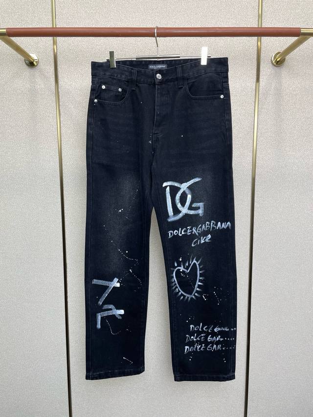Dolce & Gabbana's latest high-end casual jeans, a must-have from the brand! Made
