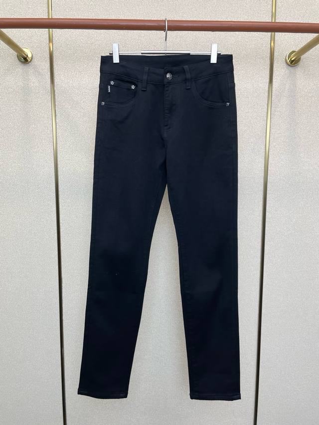 Versace is going all out to release this new collection! High-end casual jeans!
