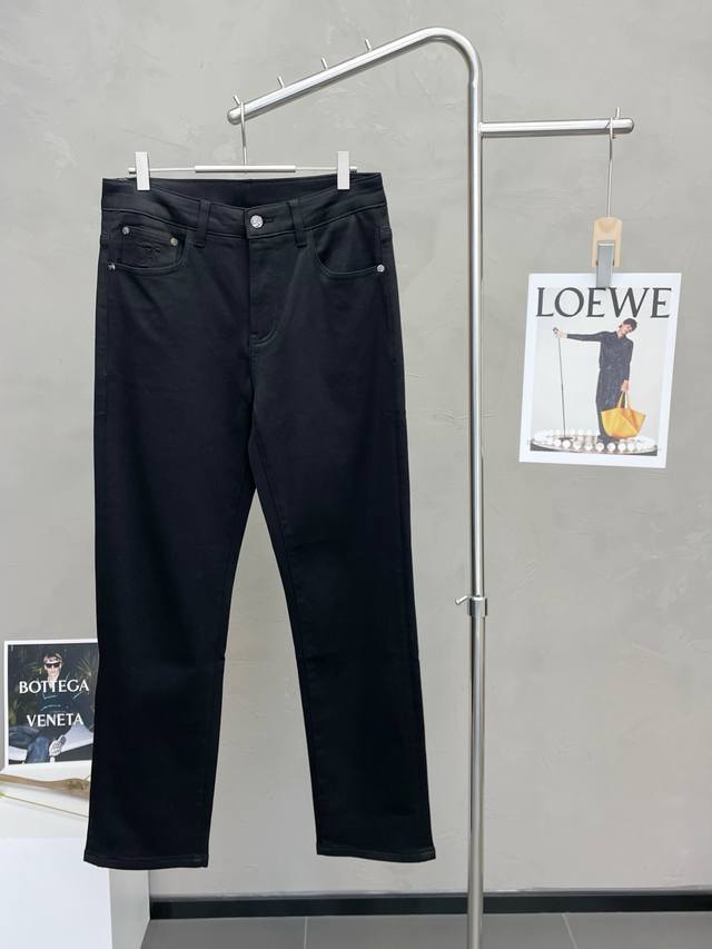 Burberry's latest release, a must-have for them! High-end casual jeans! Made wit