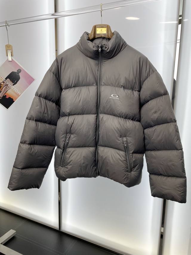 Down Jacket - Balenciaga's latest release, a must-have for autumn/winter! This