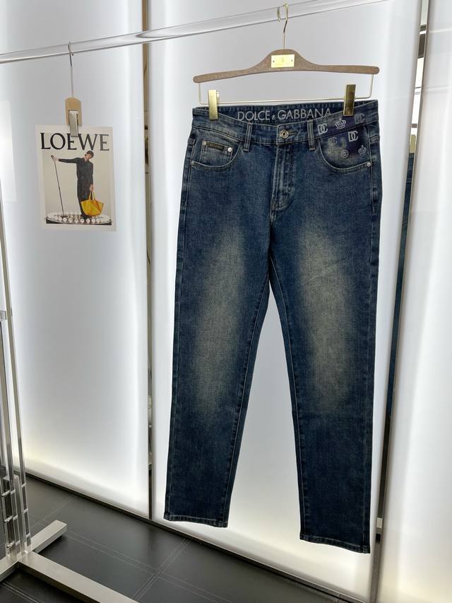 Dolce & Gabbana's latest collection, a must-have for them! High-end casual jeans