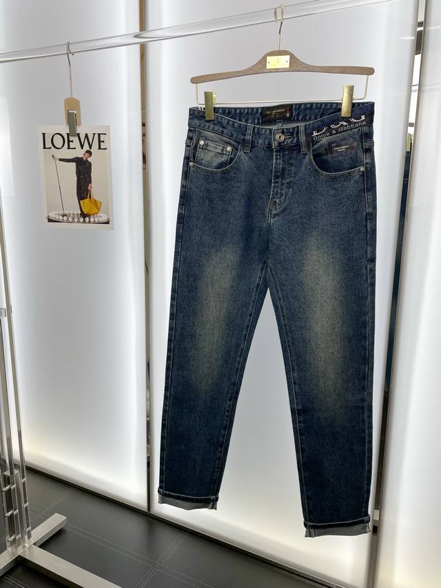 Dolce & Gabbana's latest collection, a must-have for them! High-end casual jeans