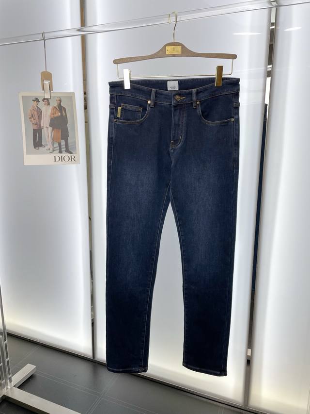 Burberry's latest collection, a must-have for them! High-end new jeans! Made wit