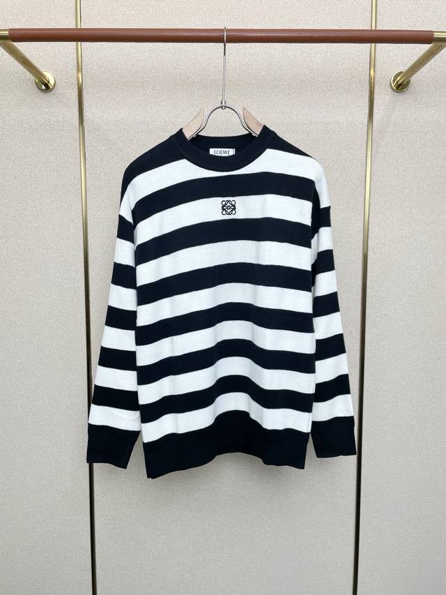 Loewe is going all out to release this new style! The latest fashionable sweater