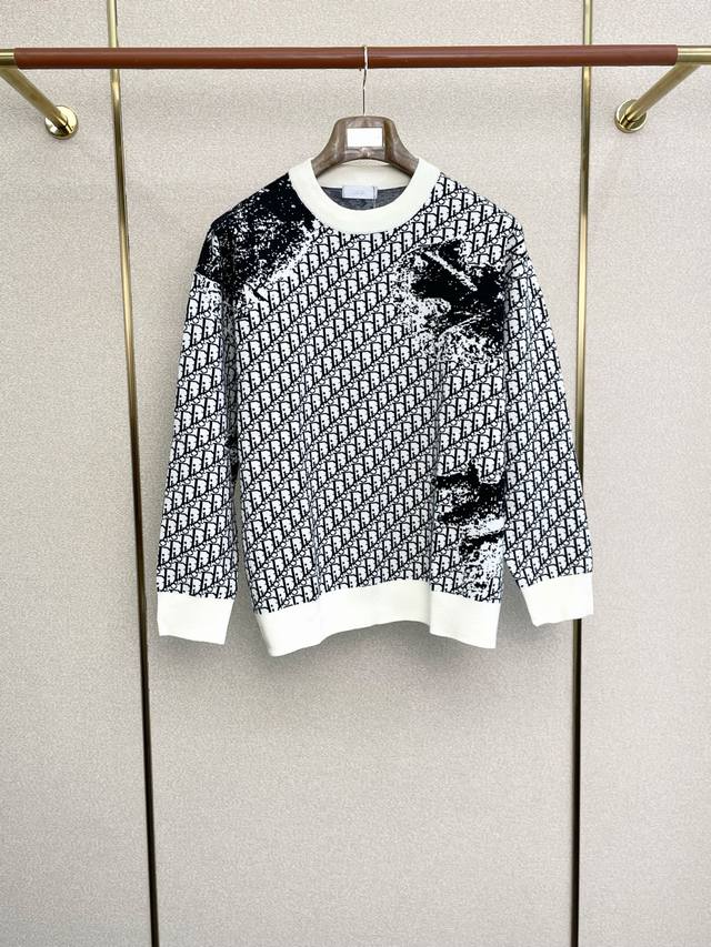 Dior is going all out to release this new style! The latest fashionable sweater